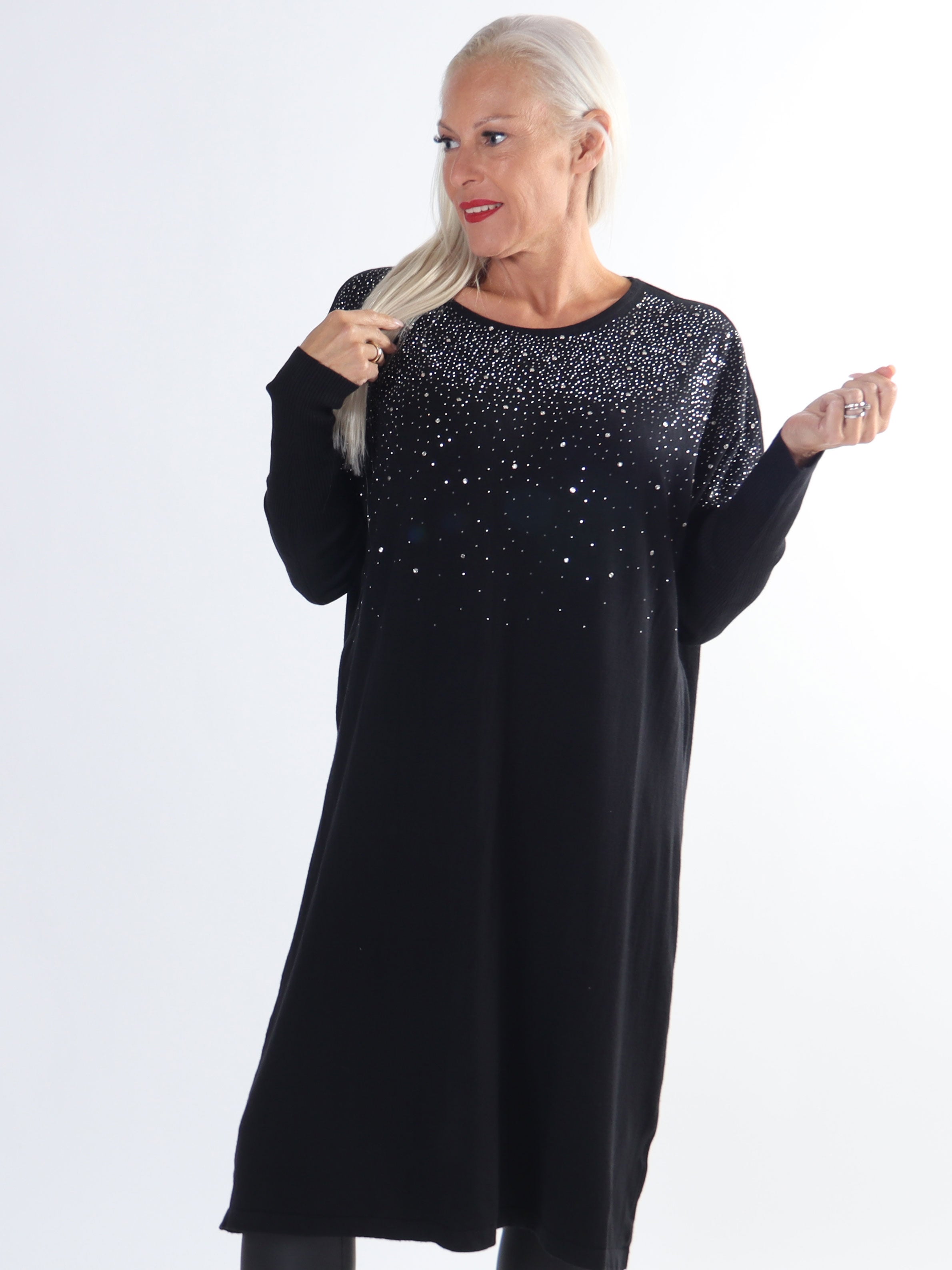 Yasha - Blød plus size strikkjole i strækbart stof pyntet med similisten